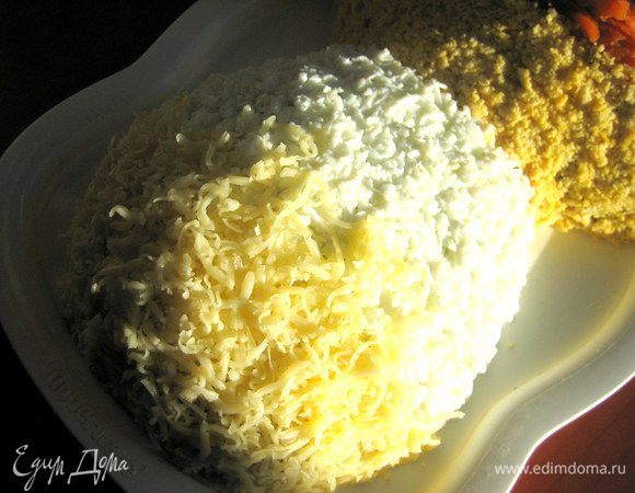 Сыром оформляем низ гриба.