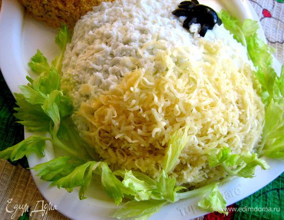 Втыкаем внизу любую зелень...,у меня листики сельдерея.