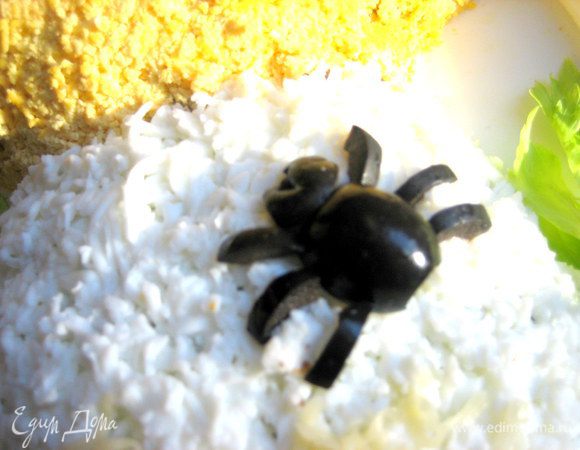 Вместо традиционной божьей коровки мне захотелось прицепить паучка из любимых оливок...Вернее всего одна оливка нужна! Сначала пополам её разрезать,полукольца отрезать в виде лапок и остатки на голову.