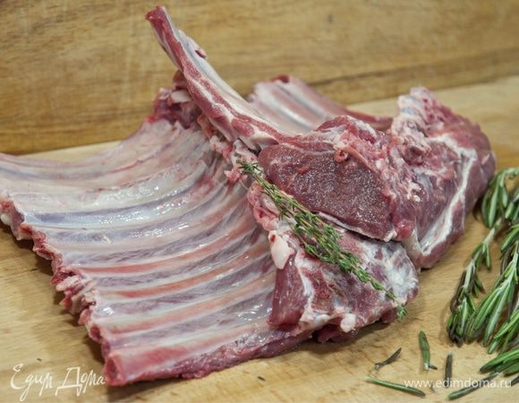 Корейку ягненка отделить от позвоночника. Срезать все пленки и зачистить ребрышки от лишнего мяса и пленок. 