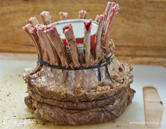 Собираем "корону" из 2х кореек с помощью кулинарной нити и кулинарного высокого кольца или любой подходящей по размеру жестяной банки. Я сделал корону из 18 ребер. По 9 на каждой корейки. 