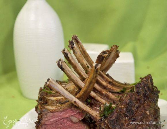 Оголенные ребрышки оборачиваем фольгой и подготовленную корону отправляем в духовку, предварительно разогретой до 200*С, примерно на 14-15 минут. Контролирует степень прожарки. И обязательно даем мясу отдохнуть. А в это время начинаем декодировать блюдо зеленью и помидорами Черри. Затем в центр укладываем "корону", внутрь укладываем рис и украшаем срезанной поперек головкой чеснока. 
Подавать можно по разному, хоть порционно, хоть целым блюдом. 