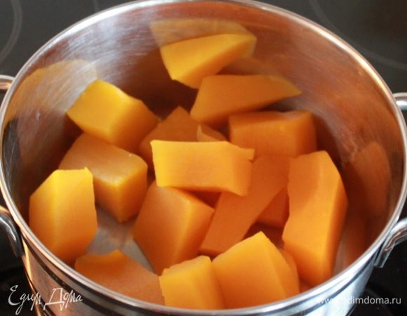 Тыкву отварить в подсоленной воде в течение 10 мин. Слить воду.