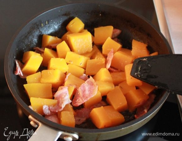 Полоски бекона нарезать и обжарить на сливочном масле с тильяном 5 мин. Добавить тыкву, подержать 2 мин. 