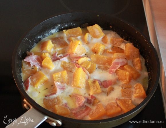 Добавить сливки и подержать 5-10 мин, чтобы сливки немного выпарились.