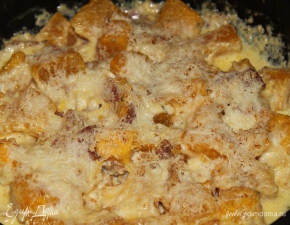 Переложить в форму для запекания. Посыпать сухарями (лучше, если это будут домашнего приготовления немелко измельчённые. Или, как у меня, сухари для яблочного пирога), пармезаном и поставить в духовку 180 С на 5 мин.