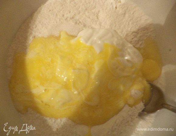 Муку просеять, перемешать с разрыхлителем. Охлаждённый маргарин натереть на крупной тёрке, соединить с мукой и порубить ножом в крошку. Добавить 0.5 стакана сахара, яйца, сметану. Быстро замесить тесто. Положить тесто на 30 минут в холодильник.