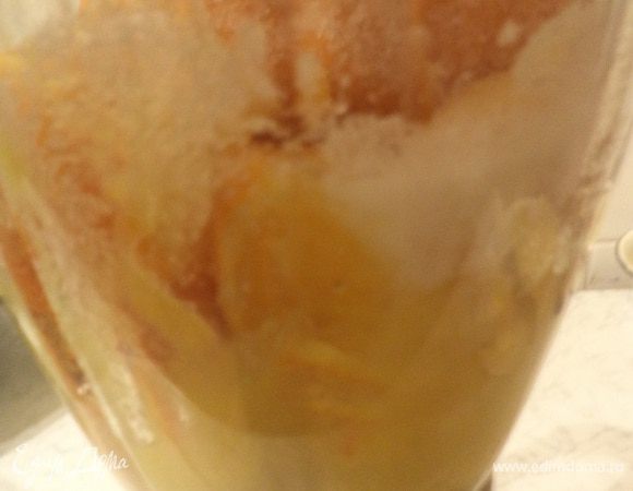 Для начинки лимоны и апельсины вместе с кожурой нарезать крупными кубиками. Измельчить в блендере вместе с 1 стаканом сахара.