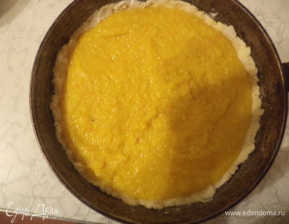 Тесто разделить на 2 равные части. Выстелить форму для выпечки первой половиной теста, сделав бортики. Сверху выложить начинку. Вторую часть теста раскатать в пласт по размеру формы. Накрыть начинку вторым пластом теста, края защипать. Верх пирога наколоть вилкой и смазать яйцом.    Выпекать 30 - 40 минут при температуре 180 градусов.