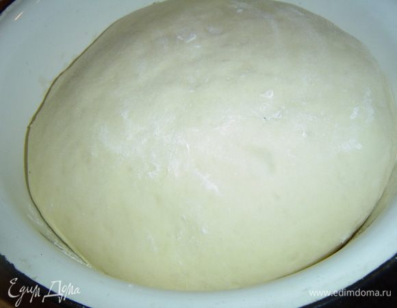 В теплое молоко кладем размягченное сливочное масло, всыпаем дрожжи и перемешиваем. Затем добавляем сахар, соль, просеянную муку и замешиваем тесто. Накрываем его полотенцем и ставим в теплое место на расстойку на 30 минут.