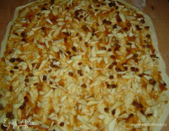 намазываем абрикосовый джем, а сверху выкладываем подготовленную начинку и равномерно распределяем ее по всей поверхности, слегка вдавливая в тесто. 