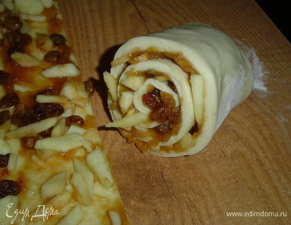 Затем разрезаем пласт на четыре равные полоски, одну из них сворачиваем в рулет, 