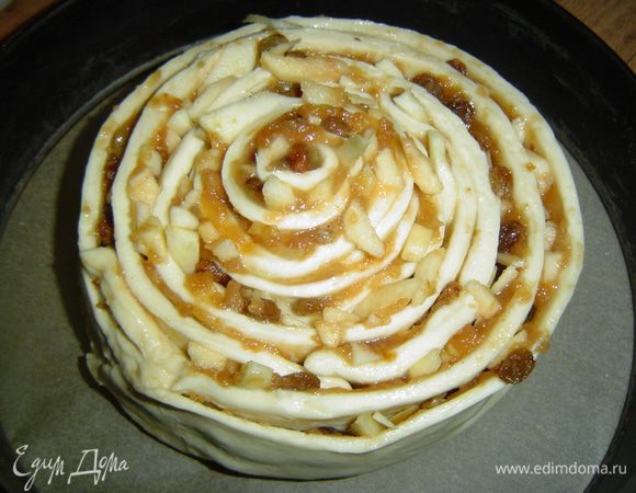 а следующие полоски накручиваем сверху, друг за другом, тем самым получаем огромный рулет. Я накручивала с одной стороны плотнее, поэтому у меня получился рулет со смещенной серединой и это дало ему получить такую интересную форму.