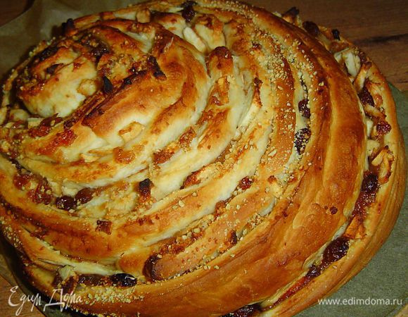 Пирог кладем на противень и оставляем его еще на 20 минут, смазываем его слегка взбитым желтком, затем выпекаем в разогретой до 190 гр. духовке около часа.