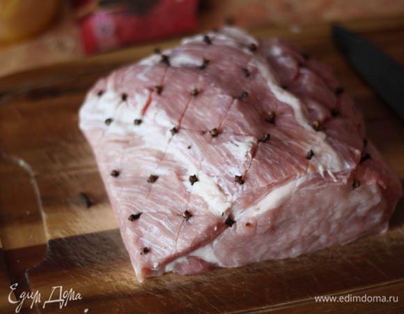 На мясе сделаем неглубокие надрезы в виде ромбов, вставим в разрезы бутончики гвоздики и посолим. Оставляем мясо слегка просолиться.