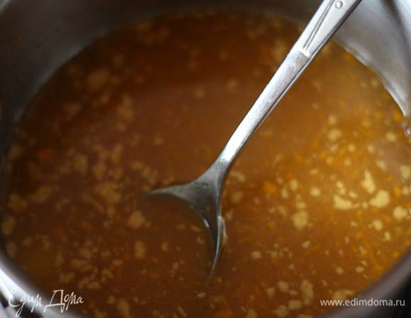 Делаем маринад. Соединяем все ингредиенты (мед,сахар,сок и цедра апельсина,горчица и абрикосовый джем) в сотейнике. Помешивая доводим до кипения и увариваем на небольшом огне 4-5 минут. Даем остыть.