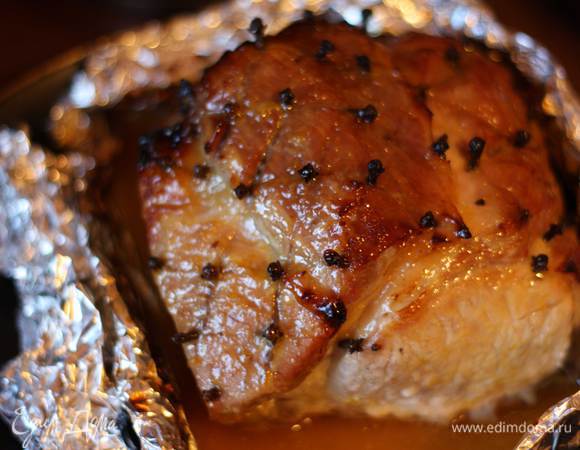 На первые 20 минут закрываем фольгой, чтобы мясо не сгорело. За все время запекания 2-3 раза еще смажем глазурью.
Достанем мясо, накроем его фольгой и дадим ему отдохнуть 10-15 минут. Еще раз смажем глазурью.