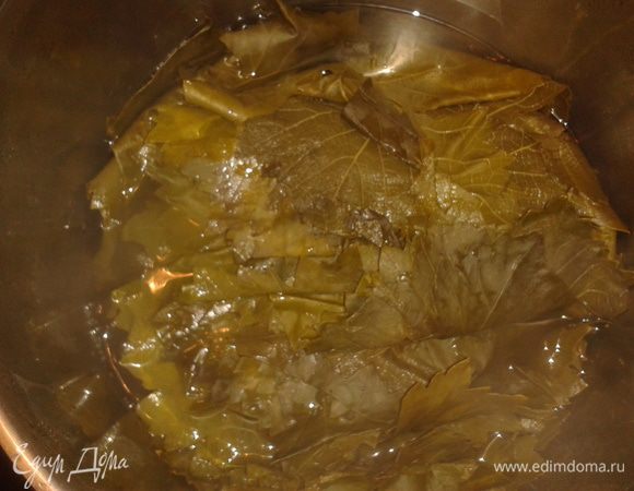 Отварите в соленой воде чуть-чуть листья.