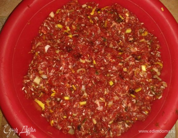 Из говядины, чеснока, лука, кинзы сделайте фарш, добавьте соль, перец, рис.