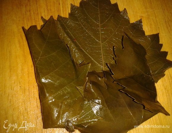 Загните лист снизу, затем по бокам.