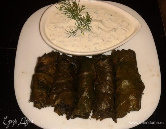 Сделайте соус: сметана, базилик, кинза, чеснок, соль.