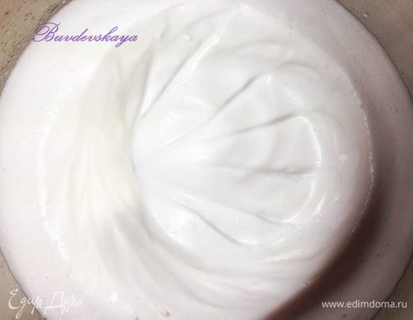 Готовим крем.  Желатин высыпаем в кастрюлю и заливаем 0, 5 ст.  холодной воды. Ставим на огонь и помешиваем до полного растворения желатина (НЕ КИПЯТИТЬ !). В это время взбиваем миксером белки до образования пены, добавляем сахарную пудру и ванильный сахар и продолжаем взбивать. Затем постепенно вливаем желатин и продолжаем взбивать  белки до появления крепких пик. Даем крему остыть и загустеть в течении примерно получаса (Я выставляю на холод минут 10-15). ВАЖНО: не дать слишком сильно крему загустеть и превратиться в маршмелоу :)