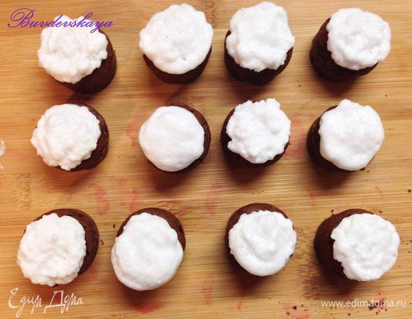 При необходимости, немного срезать макушки у капкейков.  Выложить крем в кондитерский мешок или шприц и сделать шапачку капкейкам.