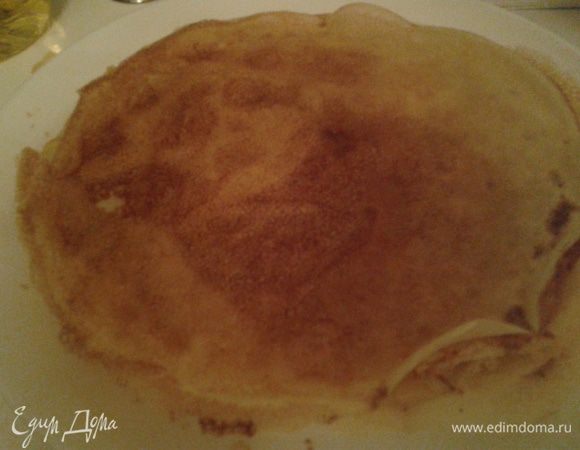 Взбить яйцо с солью и сахаром, влить теплое молоко, добавить  просеянную муку, соду. Замесить тесто на блинчики, влить подсолнечное масло. Выпекаем блинчики, понадобится примерно 10 шт., все зависит от объема формы, в которую будем выкладывать торт.