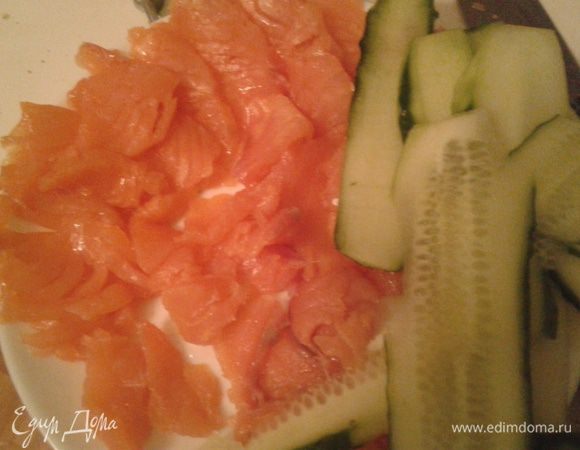 Лосось режем на кусочки, огурец пластинками