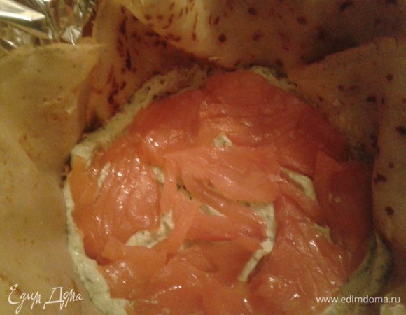 Застилаем форму фольгой и начинаем выкладывать блины  на дно таким образом, чтобы их концы свисали из формы. Сначала кладем три блинчика, смазываем творожной массой, выкладываем лосось. Накрываем двумя блинчиками, концы забрасываем по периметру формы. Смазываем творожной массой, выкладываем огурец, накрываем концами этих же двух блинчиков. Опять слой творожный, лосось, накрываем двумя блинчиками, их концы так же по периметру. Опять творожный слой, огурчик и закрываем наш торт всеми оставшимися свисающими концами блинчиков. Накрываем фольгой, ставим в холодильник на 5-6 часов.