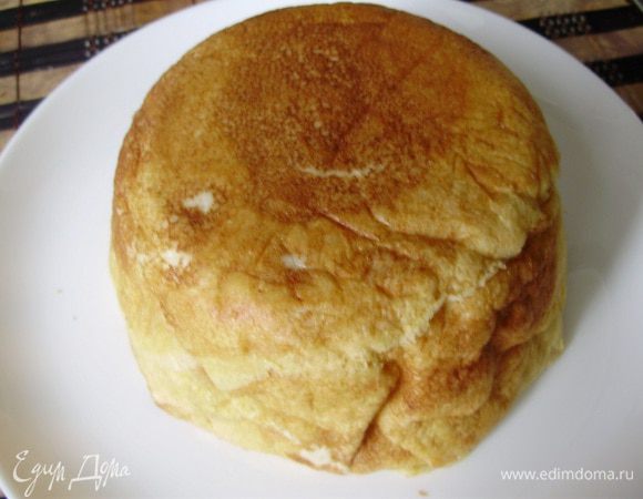 Достаем емкость с тортом из холодильника, осторожно её переворачиваем,  освобождаем торт от фольги. 