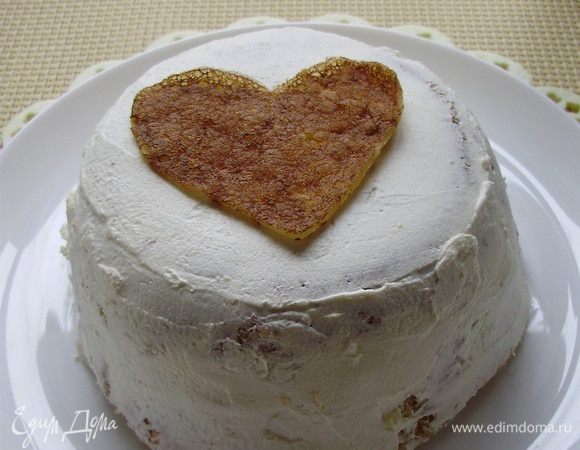 Смазываем всю его поверхность сливочным сыром.