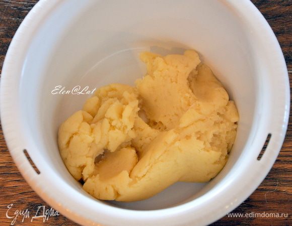 Заварное тесто. 
Кипятим воду, добавляем масло, соль, сахар. Даем маслу раствориться, затем всыпаем муку и интенсивно перемешиваем тесто до образования однородной массы. 