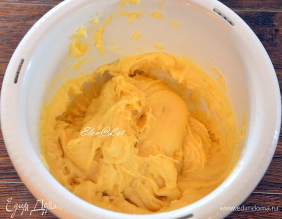 Даем остыть 5минут и по одному вводим яйца, каждый раз размешивая до однородности. Я это делаю миксером.
