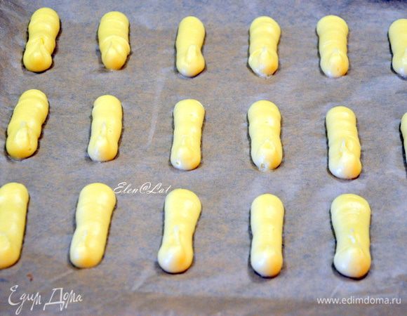 Отсадить  тесто на противень, застеленный пергаментом. Эклеры можно выпекать любой формы, у меня классический вариант.
