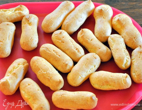 Выпекать в заранее разогретой до 180 С духовке, примерно 25-30 минут.
После того, как эклеры испекутся , дать им хорошо остыть.

