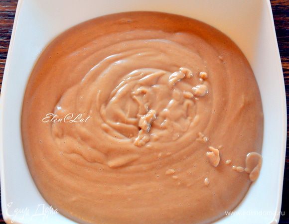 Готовим крем:
Желтки растереть с сахаром, крахмалом, ванилином. Добавить какао.  Сливки и молоко довести до кипения и при непрерывном помешивании ввести желтки. Массу варить на маленьком огне до загустения, все время помешивая, но не давать закипеть.
