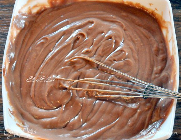 В горячий крем добавить сливочное масло и шоколад. Крем мешать до однородности. Миску с кремом накрыть пленкой и оставить до полного остывания.
