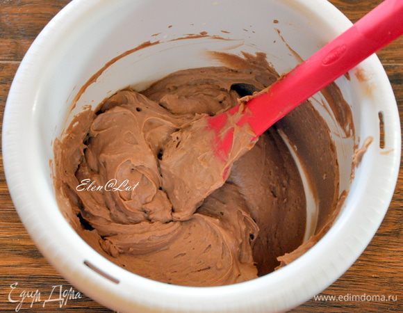 Сливки взбить до состояния крема и смешать с заварным кремом. 
