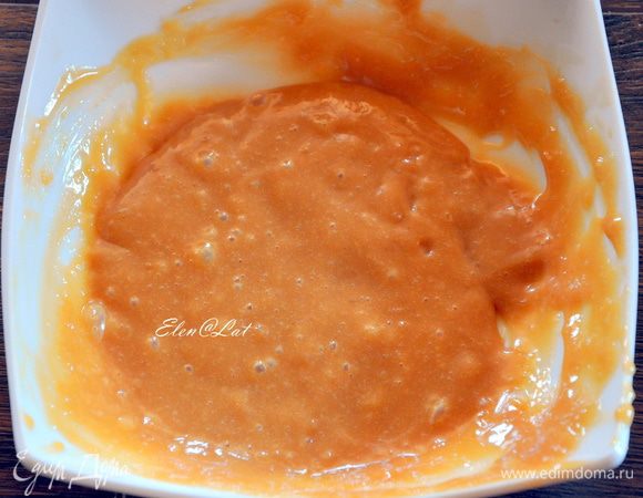 
Карамельный гляссаж:
Замочить желатин в холодной воде. Сахар и мед смешать и нагревать в сковороде до светло бежевого цвета, затем влить горячие сливки. Мешать до однородности. Карамельному соусу дать остыть. Желатин подогреть, но не кипятить и ввести в карамельный соус. Дать немного загустеть.
