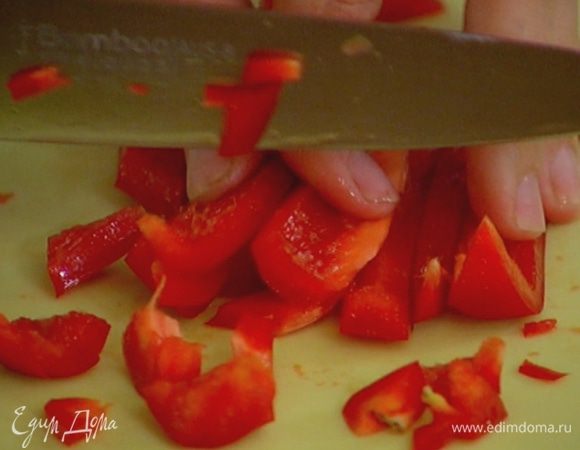 Сладкий перец, удалив семена, нарезать мелкими кубиками.