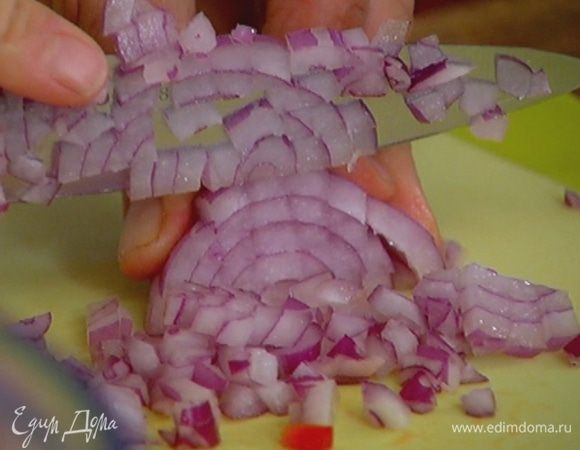 Лук и чеснок почистить и мелко порубить.