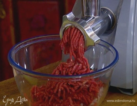 Говядину измельчить в мясорубке.