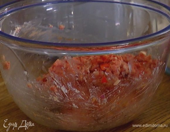 Рубленое мясо соединить со сладким перцем, луком и чесноком, слегка посолить, поперчить, добавить сметану, томатную пасту, все вымешать.