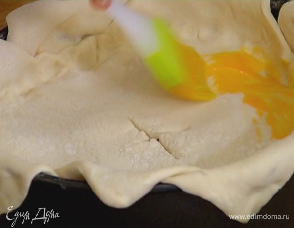 Желток посолить, размешать и смазать пирог.