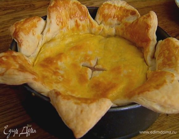 Выпекать пирог в разогретой духовке 40–45 минут.