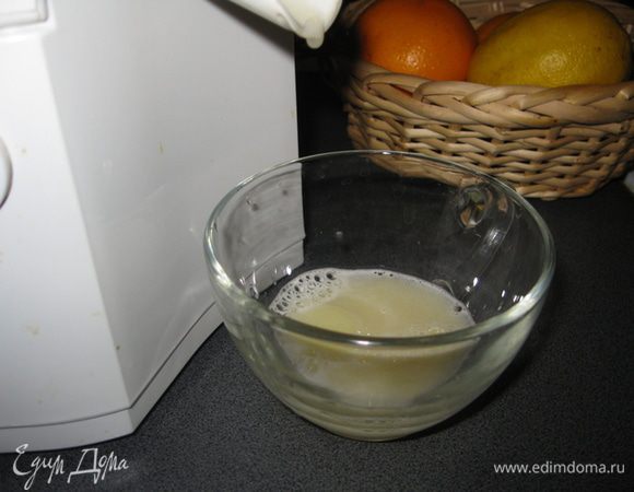 Из ¼ части лимона делаем сок. Обливаем, протираем им курочку. 3 дольки лимона кладем во внутрь. 