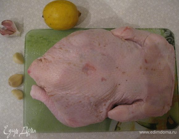 Мелко режим чеснок и также натираем им курочку и кладем во внутрь. Ставим птицу в холодильник на 1-2 часа.