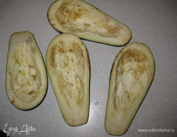 Баклажаны моем, разрезаем на половину, удаляем сердцевину. Кладем их в воду на 30-40 минут.