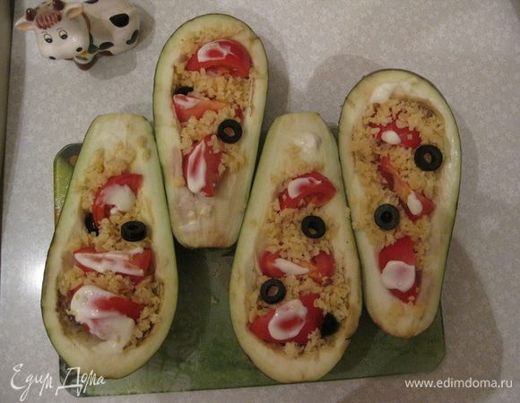 Ставим курицу в разогретую духовку на 30 минут.
Тем временем фаршируем баклажаны: измельчаем сыр и чеснок. Режим помидоры на 6 частей. Оливки также разрезаем кружочками. Всем этим фаршируем баклажаны. Добавляем немного майонеза.